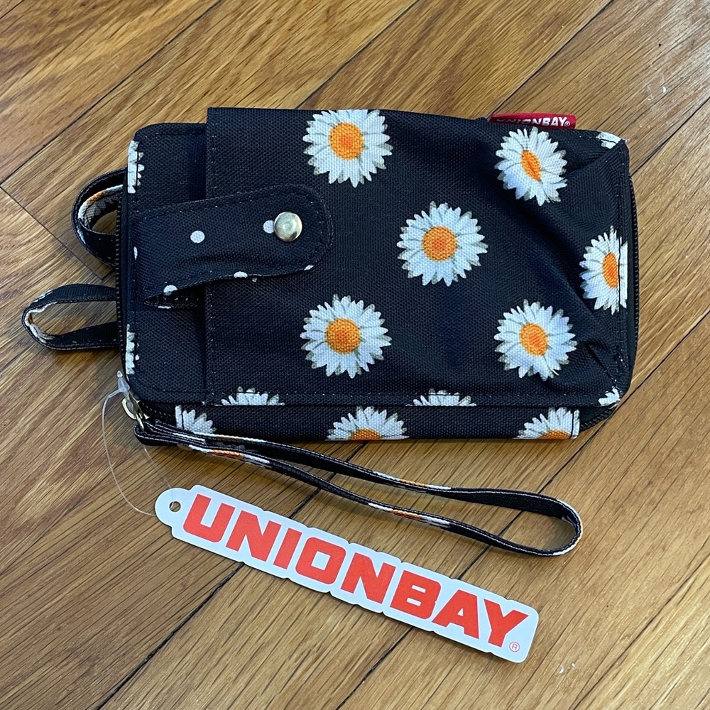 NWT! UNIONBAY Black and White Daisy Phone Wallet Wristlet